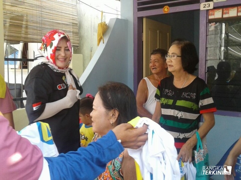 Endang Kusumawaty Calon Walikota Pangkalpinang yang berpasangan dengan Ismiryadi atau dikenal Paslon Eksis, saat blusukan di Kelurahan Batu Intan, Kamis (05/04/2018).