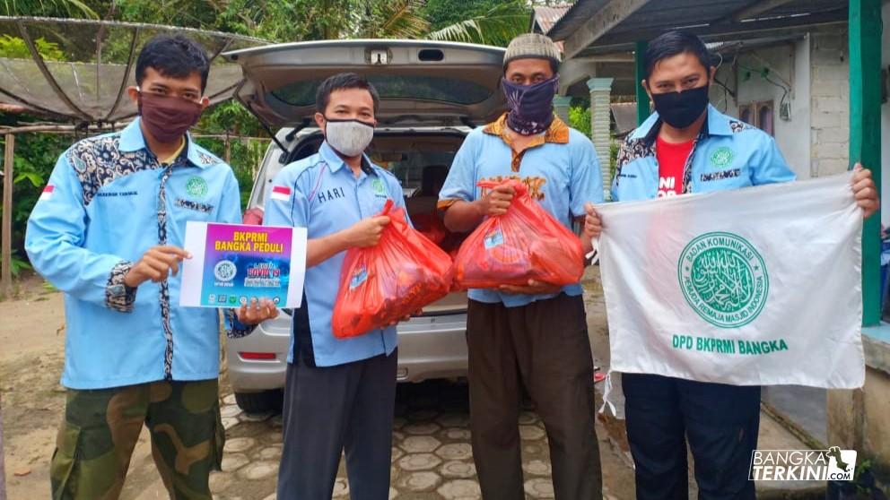 Penyerahan bantuan sembako oleh BKPRMI Bangka Peduli