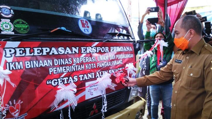 Walikota Pangkalpinang, Maulan Aklil lakukan pelepasan ekspor perdana Getas Tani Alim snack oleh Kelurahan Pasar Padi Kecamatan Girimaya, Senin (28/12/2020).