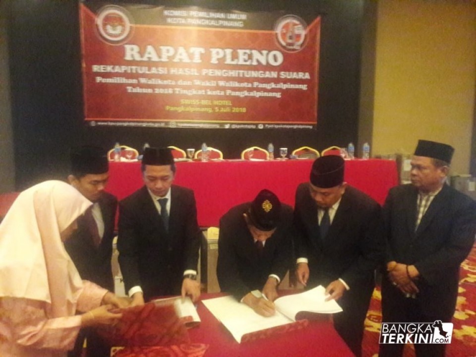 rapat pleno rekapitulasi hasil penghitungan suara pemilihan Walikota dan Wakil Walikota Pangkalpinang tahun 2018 tingkat Kota Pangkalpinang, bertempat di Swiss-Bel Hotel, Kamis (05/07/2018).