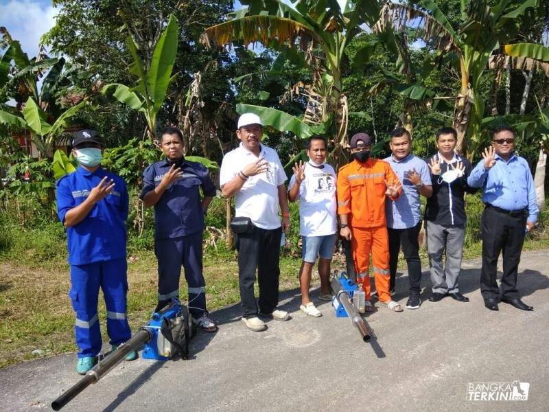 Foto bersama Ismiryadi (Dodot) calon wakil walikota Pangkalpinang yang berpasangan dengan Endang Kusumawati (Ibu Kite) dalam Pilwako Kota Pangkalpinang 2018-2023, bersama Tim Fogging Eksis.