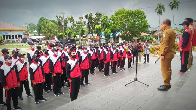 Walikota Pangkalpinang, Maulan Aklil lepas kontingen Pangkalpinang menuju POPDA Bangka Belitung 2020 di Bangka Selatan, Senin (02/11/2020).