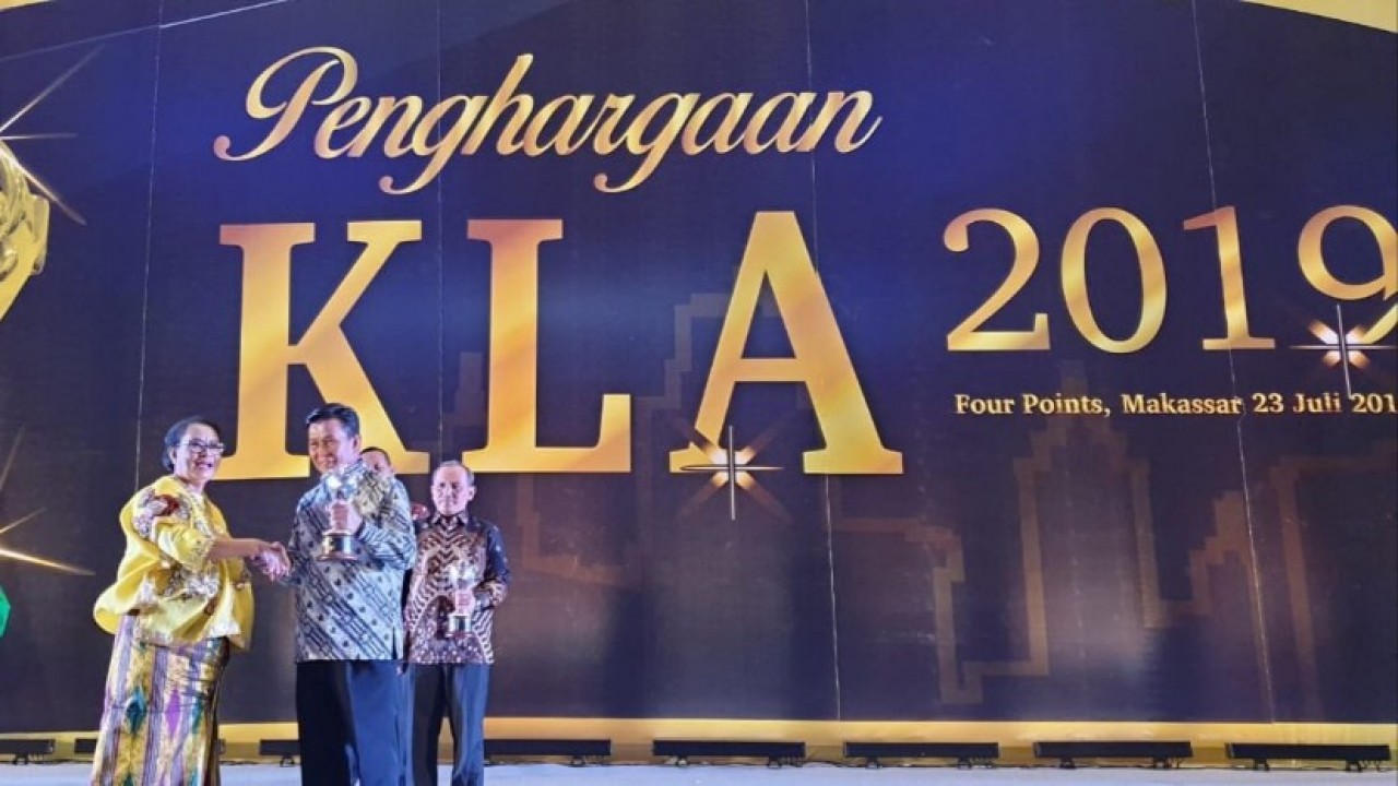 Pemerintah Kabupaten (Pemkab) Bangka Tengah (Bateng), terima Penghargaan Kabupaten Layak Anak (KLA) 2019 kategori Madya pada malam puncak penyelenggaraan Hari Anak Nasional di Hotel Four Points , Jl. Andi Djemma No. 130, Makassar, Selasa (23/07/2019).