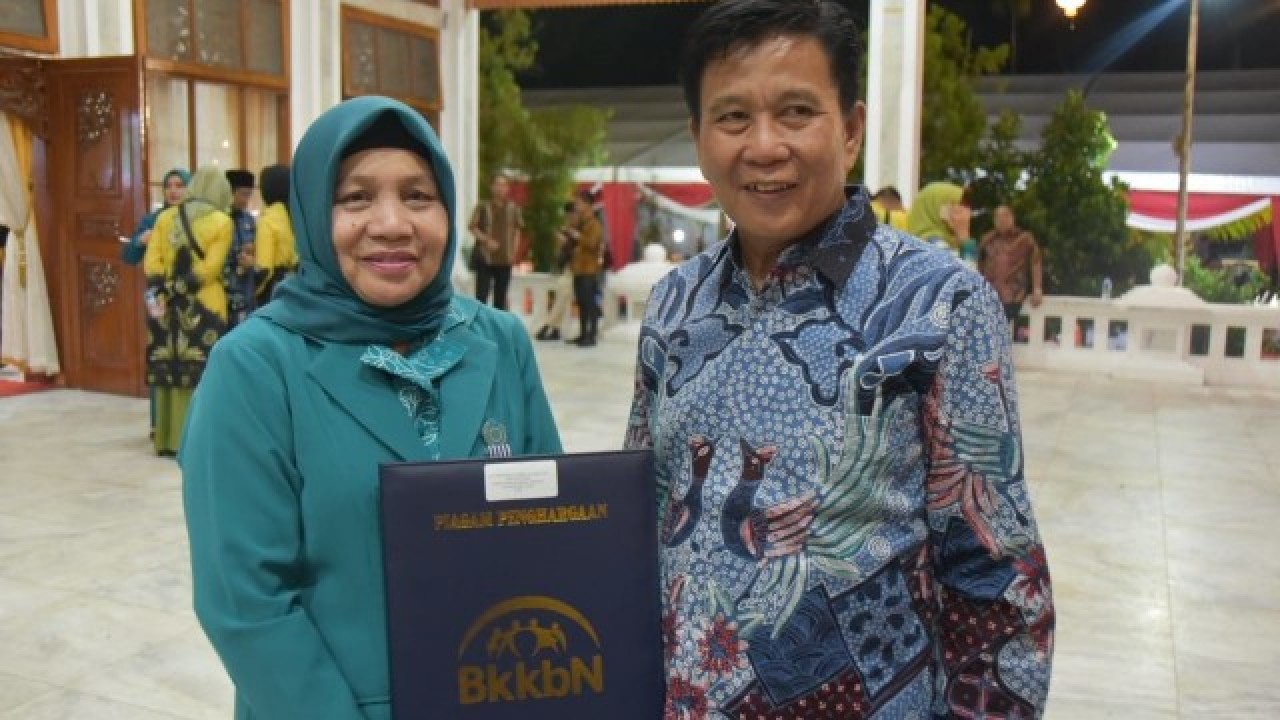 Bupati Bangka Tengah (Bateng) Ibnu Saleh, Bersama Istri, Iriani Melita selaku Ketua Tim Penggerak PKK Bateng, menerima Penghargaan Manggala Karya Kencana