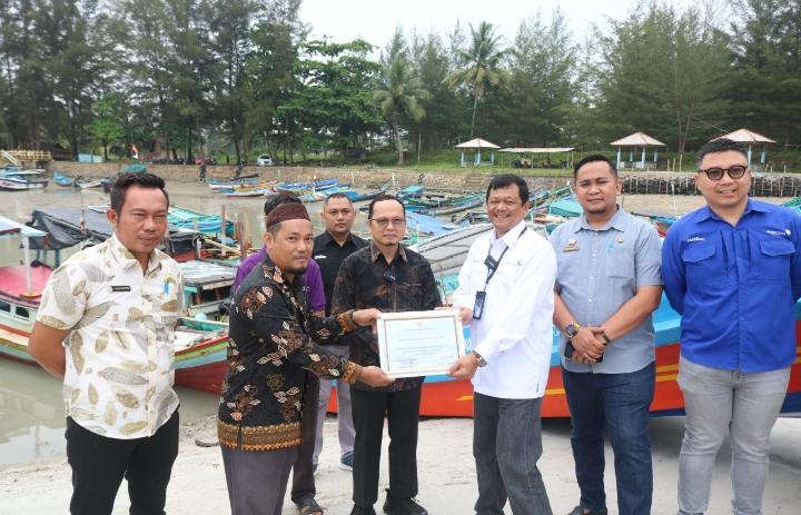 Pemkab Bateng dan Angkasa Pura Berikan Bantuan Perahu Wisata Desa Tanjung Gunung