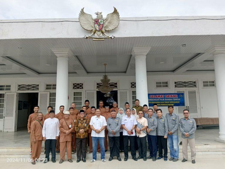 Penjabat Walikota Pangkalpinang, Budi Utama, S.STP., M.Si., didampingi Kepala Kantor Kementerian Agama Kota Pangkalpinang, H. Firmantasi, S.Ag., M.H., dan Ketua FKUB Pangkalpinang, Drs. Kholil Mahfudz beserta jajarannya menerima kunjungan silaturahmi dan kaji terap pengurus FKUB Kabupaten Bangka Tengah di Rumah Dinas Walikota Pangkalpinang, Rabu (06/11/2024).