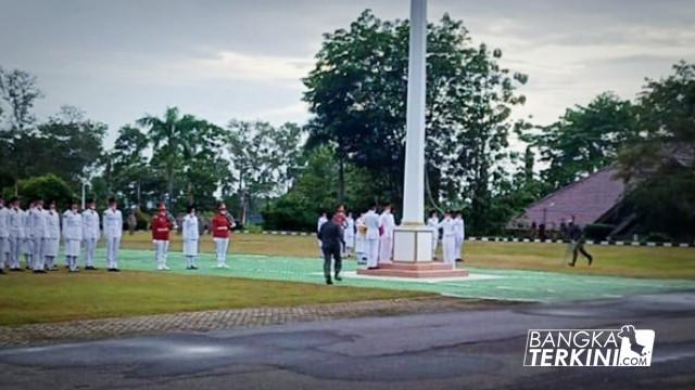 Detik - Detik Pengait Bendera Merah Putih Patah Saat Upacara HUT RI di Provinsi Bangka Belitung, Selasa (17/08/2021).