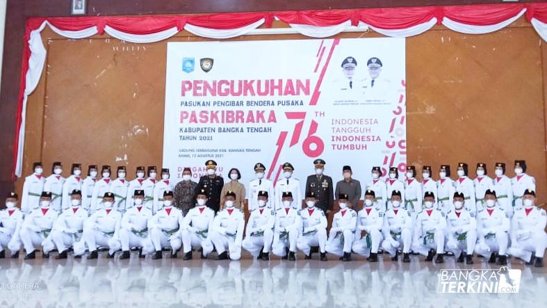 Pasukan Pengibar Bendera Pusaka (Paskibraka) Kabupaten Bangka Tengah hari ini secara resmi di Kukuhkan yang bertempat di Gedung Serba Guna Komplek Pemkab Bangka Tengah, Kamis (12/08/2011).