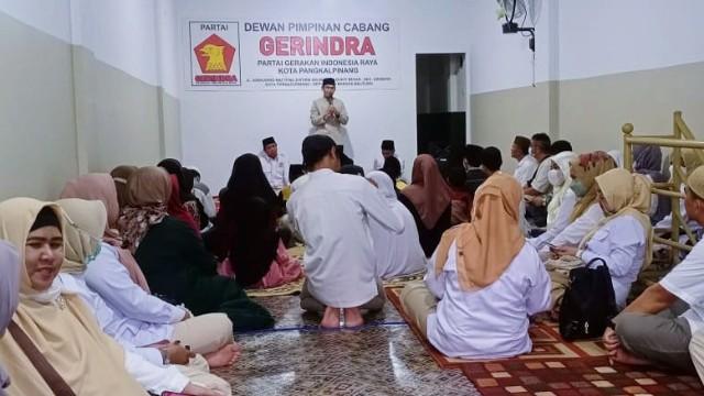 Pengurus DPC Bersama PAC Gerindra Pangkalpinang, Buka Puasa Bersama dan Berikan Santunan ke Anak Yatim Piatu.