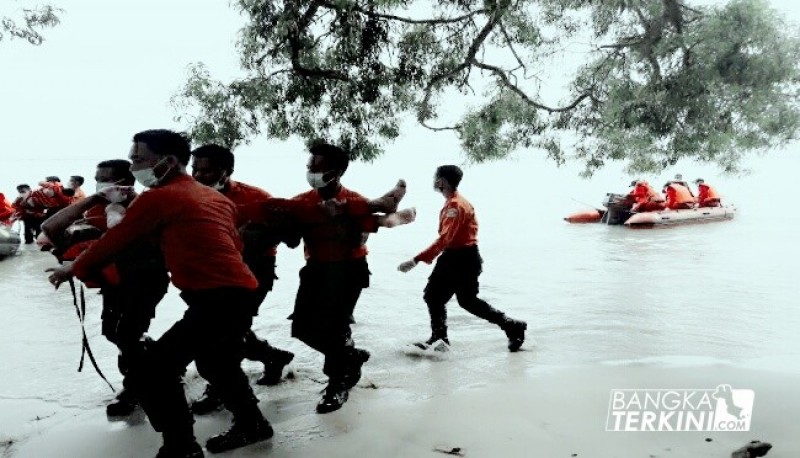 Suasana Saat Simulasi Penyelamatan Korban Kecelakaan Laut oleh BPBD Kota Pangkalpinang dan Basarnas.