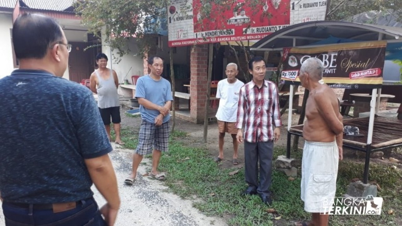 Anggota komisi II DPRD Provinsi Babel, Hendriyansen tinjau lokasi perbaikan jalan di Gg. Bati Granit Kelurahan Semabung Lama, Senin (13/03/2019).