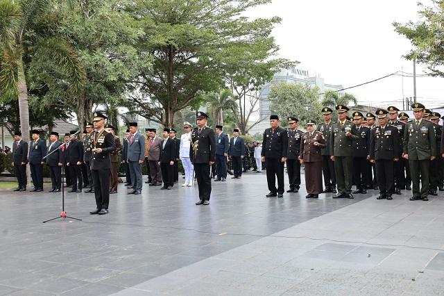 Pangkalpinang, BANGKATERKINI – Dalam rangka peringatan hari Pahlawan Nasional ke-79 tahun 2024, Penjabat Walikota Pangkalpinang Budi Utama menghadiri upacara bendera dilanjutkan ziarah ke Makam Pahlawan Pawitralaya, Minggu (10/11/2024).