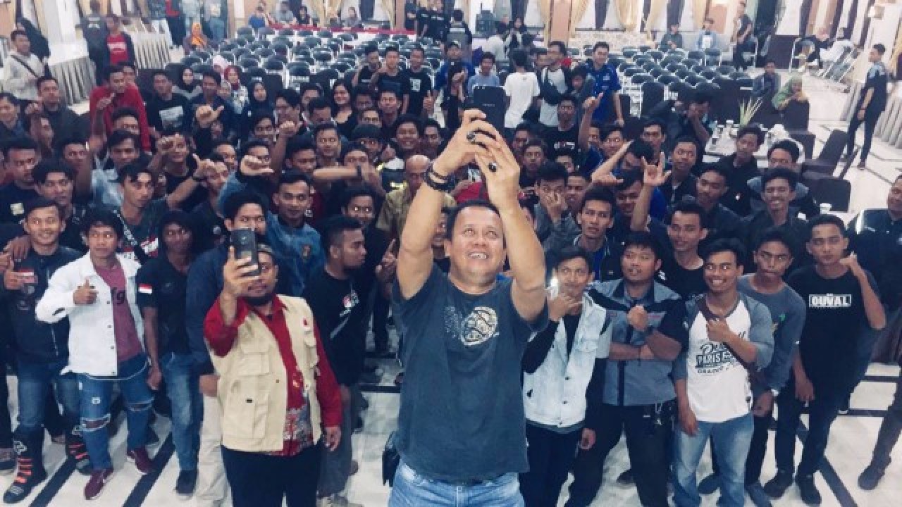 Kepala Pelaksana BPBD Babel, Mikron Antariksa foto bersama ratusan orang dari berbagai Komunitas Kendaraan Roda 2, di Mahligai Rumdin Gubernur Babel, Jum'at (09/08/2019)