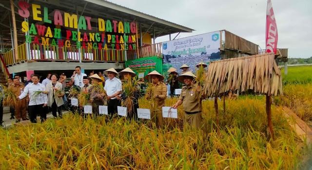 Pesta Adat Murok Jerami Meriahkan Kunjungan Dirjen Pembangunan Desa