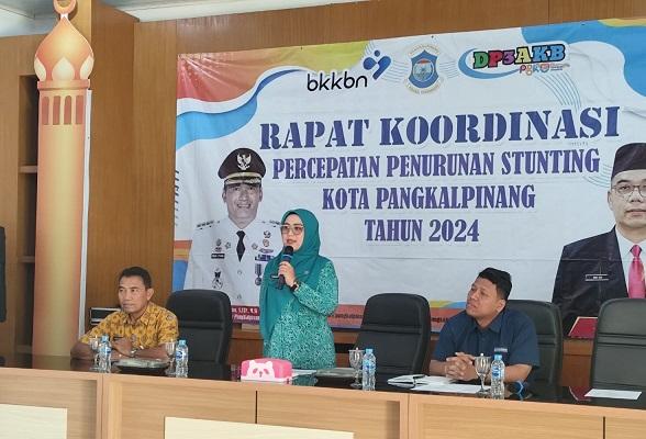 PANGKALPINANG, BANGKATERKINI - Pj Ketua TP PKK Pangkalpinang, Yuniar Putia Rahma membuka acara Rapat Koordinasi Percepatan Penurunan Stunting Kota Pangkalpinang, Kamis (14/11/2024) di Ruang Auditorium Inspektorat Kota Pangkalpinang.