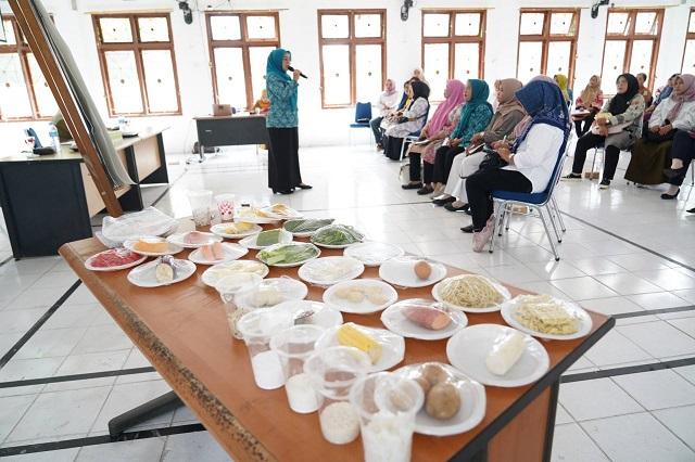 PANGKALPINANG, BANGKATERKINI – Pj Ketua TP PKK Kota Pangkalpinang, Yuniar Putia Rahma membuka pelatihan Perhitungan Porsi Meter dan Bahan Penukar dengan Konsep B2SA yang diselenggarakan oleh Dinas Pangan dan Pertanian Kota Pangkalpinang di ruang pertemuan kantor setempat, Selasa (12/11/2024).