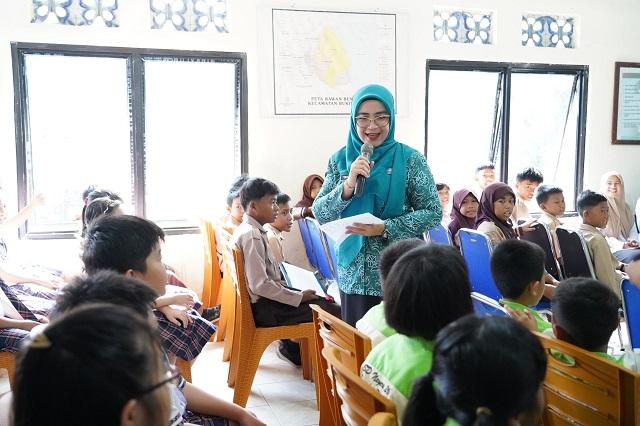 PANGKALPINANG, BANGKATERKINI – Pj Ketua TP PKK Kota Pangkalpinang, Yuniar Putia Rahma menghadiri kegiatan Nampel Asyik yang merupakan inovasi dari Kelurahan Pasir Putih bersinergi dengan PKK Kelurahan, Rabu (13/11/2024).