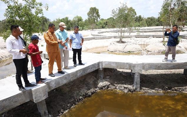 PANGKALPINANG, BANGKATERKINI – Pj Wali Kota Pangkalpinang, Budi Utama memimpin rapat teknis lapangan terkait pengendalian kegiatan strategis Pemerintah Kota Pangkalpinang tahun anggaran 2024 di Pantai Pasir Padi, Selasa (8/10/2024).