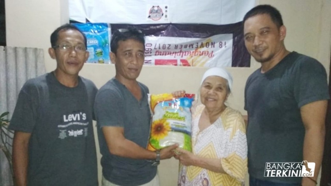 Partai Keadilan dan Persatuan Indonesia (PKPI) Kota Pangkalpinang berbagi dibulan penuh berkah, dengan memberikan paket sembako kepada warga Kelurahan Opas Indah, Rabu (06/06/2018).