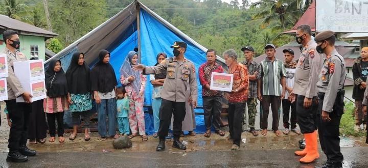 Polda Babel Berikan Bantuan Untuk Korban Bencana Alam Di Sumatera Barat