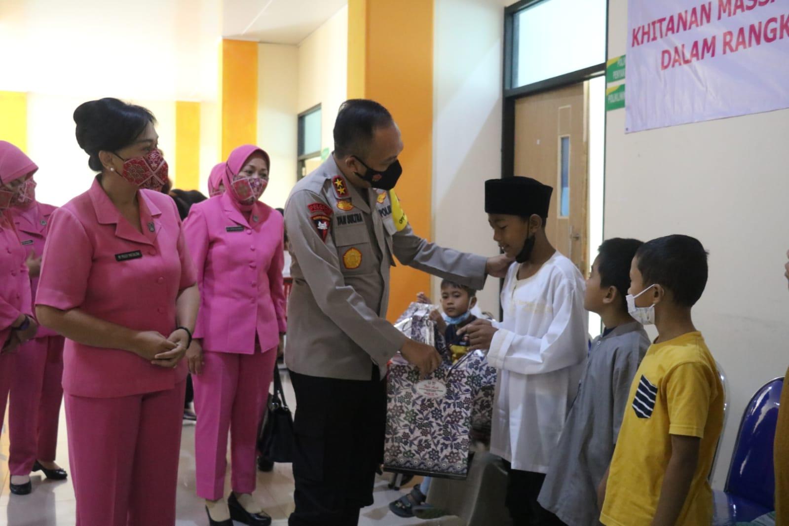 Foto : Kapolda Babel Meninjau Khitanan Masal Dan Operasi Bibir Sumbing