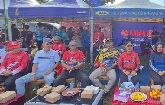 Politisi Golkar Rendra Basri Bagikan 100 Paket Sembako Kepada Lansia dan Anak Yatim Piatu di Desa Dalil