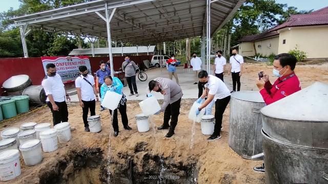 Polres Bangka Tengah Amankan 2 Orang Pemilik Pabrik Minuman Arak di Desa Kayu Besi