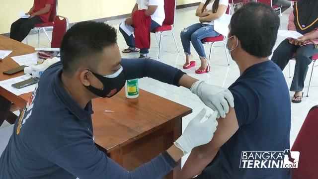 Polres Bangka Tengah gelar Vaksinasi gratis ke masyarakat, bertempat di Aula Pratisarawirya Polres Bangka Tengah, Minggu (05/09/2021)