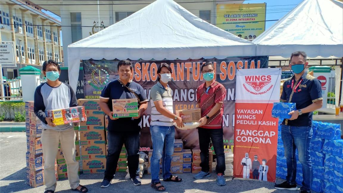 PT. Pangkalpinang Distribusindoraya (Wings) berikan bantuan sembako ke Posko Covid19 Kejari Pangkalpinang dan Wartawan, Jum'at (17/04/2020).