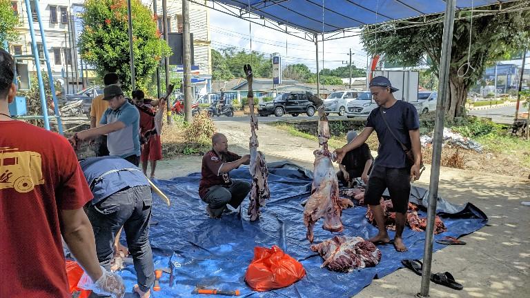 Foto : Suasana Pemotongan Daging Kurban Di PWI Babel