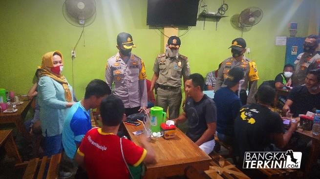 Tim Gabungan TNI-Polri dan Pemerintah Kota (Pemkot) Pangkalpinang atau Satgas Covid-19 Kota Pangkalpinang, gelar sosialisasi penggunaan masker dan himbauan ke masyarakat di sejumlah Cafe, Resto serta Warkop di Pangkalpinang, Kamis (10/09/2020).