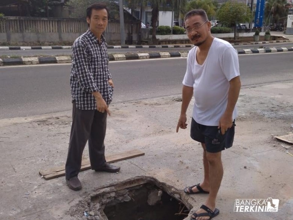 Hendriyansen Anggota Komisi II DPRD Provinsi Babel, bersama warga tinjau lokasi gorong - gorong yang rusak dan mengakibatkan banjir di Kawasan Jl. Koba tepatnya di Depan Hotel Santika, Senin (18/03/2019).