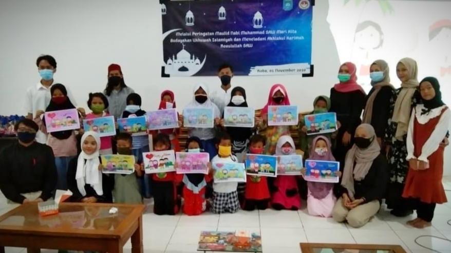 Mahasiswa yang tergabung dalam Rayon Bangka Tengah Ikatan Pelajar Mahasiswa Bangka (ISBA) Yogyakarta gelar Tausyiah peringatan Maulid Nabi Muhammad SAW dan lomba menggambar bagi anak se-Kecamatan Koba, Senin (02/11/2020).