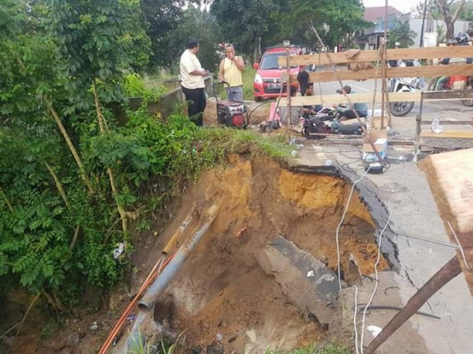 Rio Setiady Wakil Ketua Komisi III DPRD kota Pangkalpinang saat meninjau ruas jalan yang putus di Jalan RE Martadinata kelurahan Ampui pada sore kemarin.