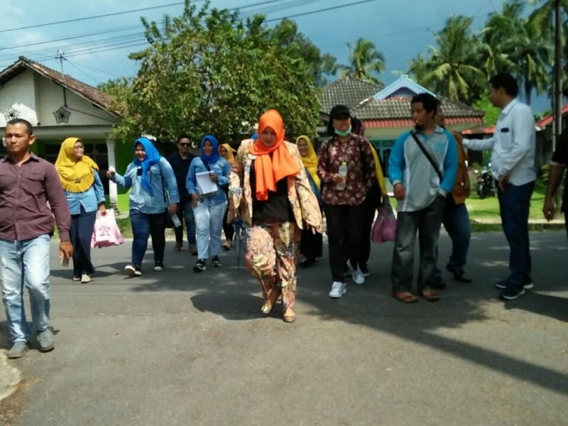 Endang Kusumawati Calon Walikota Pangkalpinang yang berpasangan dengan calon Wakil Walikota Ismiryadi (Eksis), saat Kampanye blusukan di Kelurahan Bacang  Kecamatan Bukit Intan, Selasa (20/03/2018).