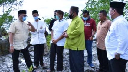 Gubernur Provinsi Kepulauan Bangka Belitung (Babel) Erzaldi Rosman berikan arahan kepada Pengelola Hutan Kemasyarakatan (HKm) Kelompok Sadar Wisata (Pokdarwis) Mercusuar Desa Batu Betumpang, Kecamatan Pulau Besar, Kabupaten Bangka Selatan (Basel), Jumat (15/01/2021). 