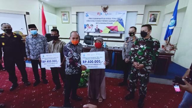 Walikota Pangkalpinang Maulan Aklil serahkan secara simbolis bantuan sosial (bansos) tunai kepada kepada 4926 Keluarga atau masyarakat miskin terdampak Covid-19 di Pangkalpinang, Kamis (14/01/2021).