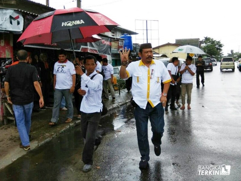 Ismiryadi (Dodot) calon wakil walikota Pangkalpinang atau pasangan dari Endang Kusumawati (Eksis), saat blusukan di Kacang Pedang.