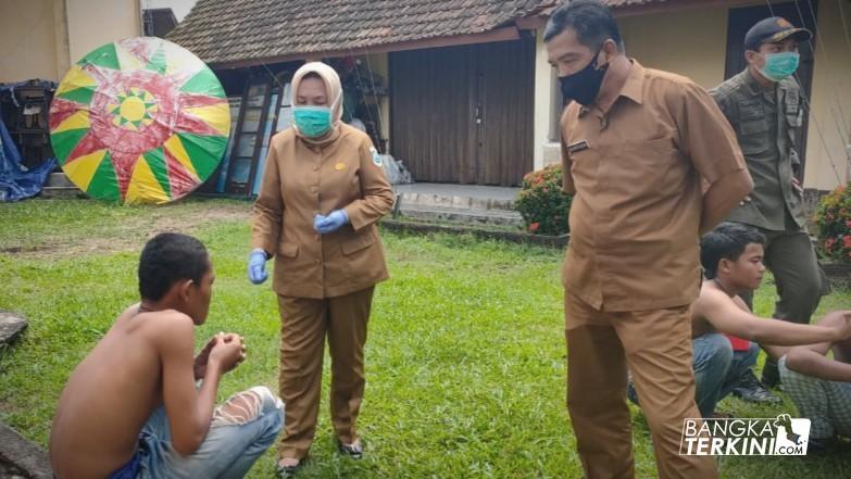 Sekda Pangkalpinang, Radmida Dawam saat berikan pengarahan ke Gepeng yang tertangkap saat razia, Selasa (16/06/2020).