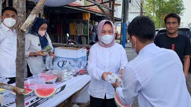 Sekda Pangkalpinang Radmida Dawam, Spontan Bagi Takjil ke PHL