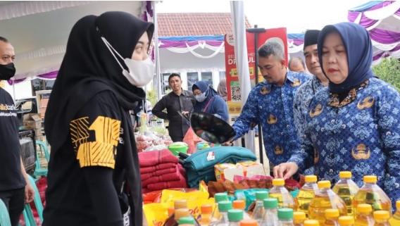 Sekda Pangkalpinang, Radmida Tinjau Operasi Pasar di Kecamatan Rangkui