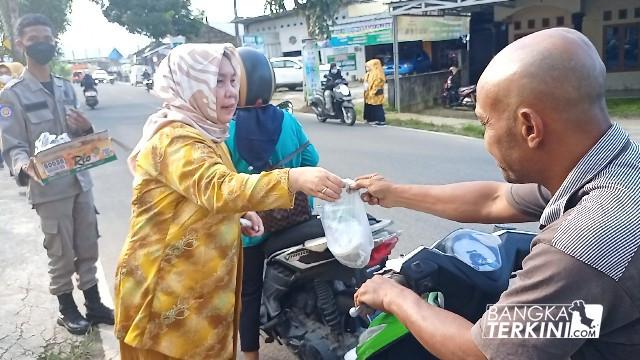 Sekda Radmida Dawam Bersama HWK Bangka Belitung (Babel) dan Pangkalpinang Bagi Takjil