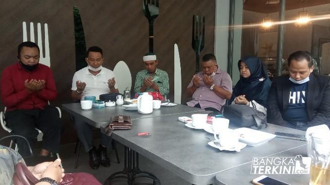 Paslon Bupati Belitung Timur (Beltim) Burhanuddin-Khairil Anwar atau dengan jargon berakar bersama Sekretaris DPC PPP Bangka Tengah, Apri Panzupi do'a bersama untuk Amel, sebelum menuju Pengadilan Negeri Tanjung Pandan, Kamis (26/11/2020).