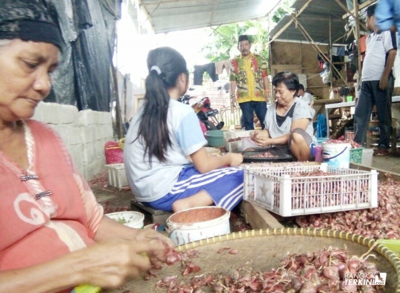 Ismiryadi (Dodot) calon wakil walikota Pangkalpinang atau pasangan dari Endang Kusumawati (Eksis), saat blusukan di Kelurahan Gajah Mada Kota Pangkalpinang..