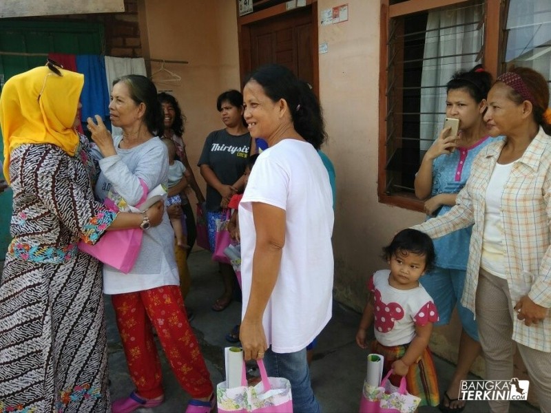 Endang Kusumawati Calon Walikota Pangkalpinang yang berpasangan dengan calon Wakil Walikota Ismiryadi (Eksis), saat blusukan di Pintu Air, Jum'at (16/03/2018).