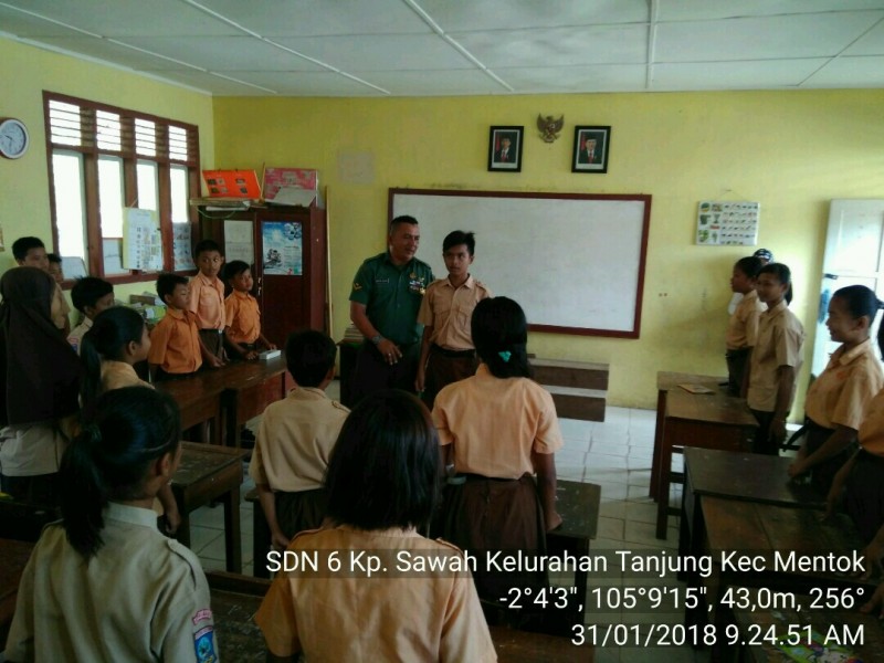 Pemberian materi Cinta Tanah Air dan pelatihan PBB kepada siswa siswi SDN 6 Kp. Sawah Kel. Tanjung Kecamatan Muntok, oleh Serda Herysa salah seorang Babinsa dari Koramil 413-07/Muntok, Rabu (31/01/18)