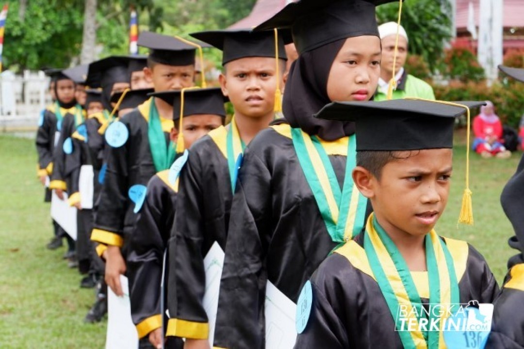 Sebanyak 824 santri TPA dari empat kecamatan se Kabupaten Bangka mengikuti wisuda DPD BKPRMI Kabupaten Bangka di Halaman Kantor Bupati Bangka, Rabu (01/05/2019).