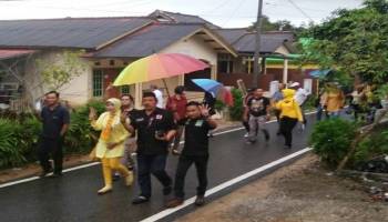 Kami salut kek pak Dodot ni, ujan-ujan agik (masih,red) kawa,