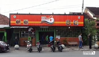 BANGKA TERKINI, PANGKALPINANG -- Arema Plecingan tampil fresh dengan wajah baru. Restoran yang terkenal dengan,