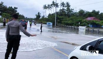 BANGKA TERKINI - BANGKA TENGAH --- Akibat cuaca buruk, jalan,